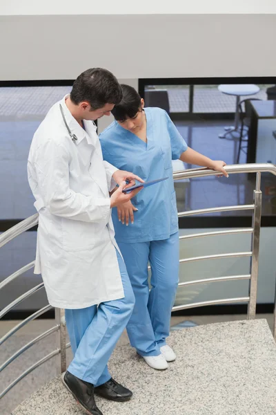 Médico mostrando algo a una enfermera — Foto de Stock