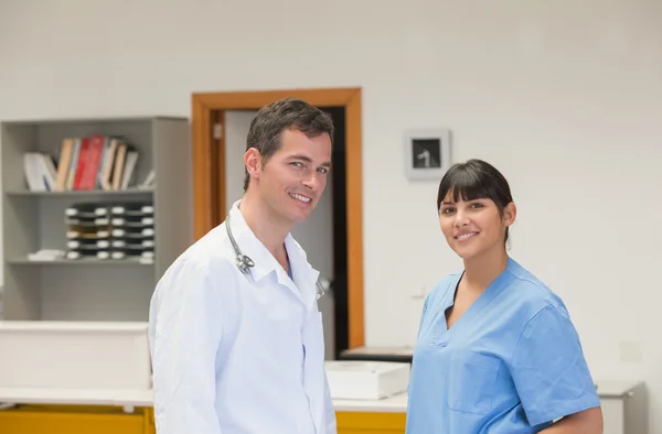 Doutor e uma enfermeira sorrindo — Fotografia de Stock