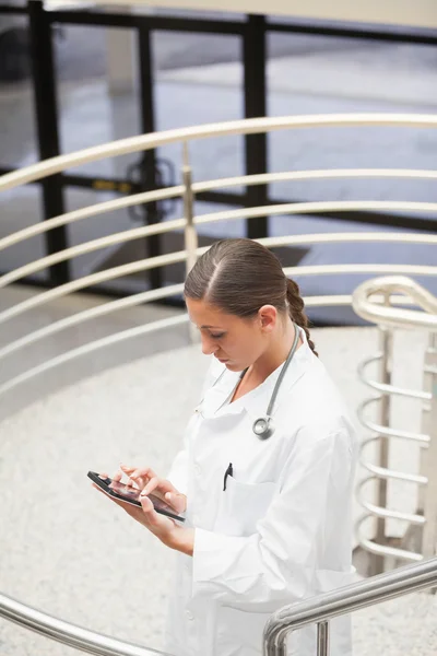 Visão de alto ângulo de um médico usando um computador tablet — Fotografia de Stock