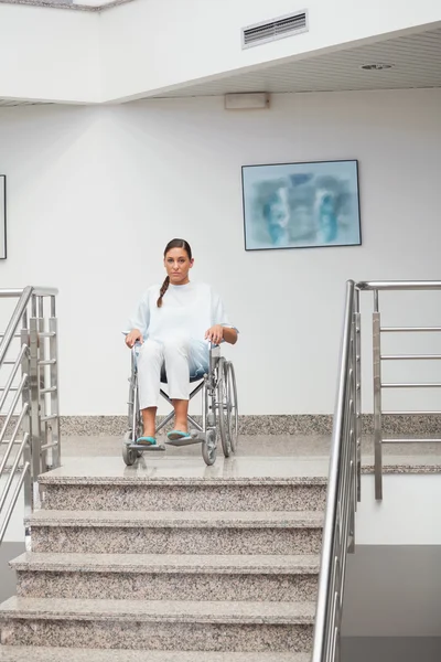 Paciente do sexo feminino sentada em cadeira de rodas — Fotografia de Stock