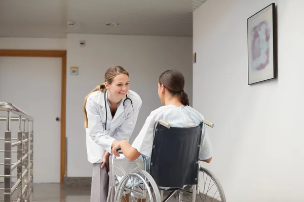 Hasta doktor önünde bir tekerlekli sandalye üzerinde oturan — Stok fotoğraf