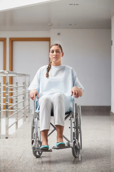 Vue de face d'un patient assis sur un fauteuil roulant — Photo