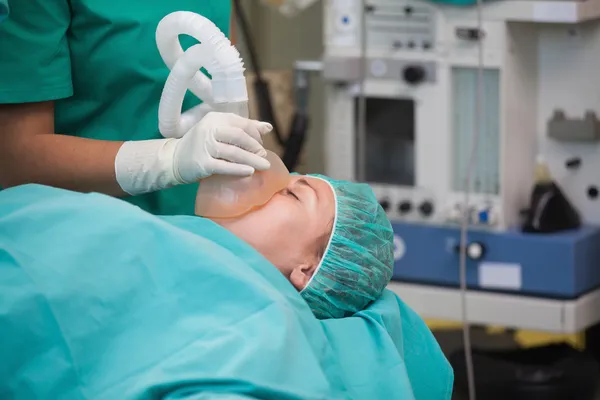 Krankenschwester setzt Sauerstoffmaske auf — Stockfoto