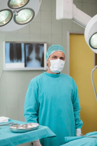 Serious surgeon standing — Stock Photo, Image