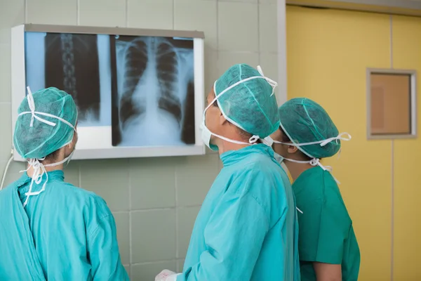 Equipa médica a olhar para um raio-X — Fotografia de Stock