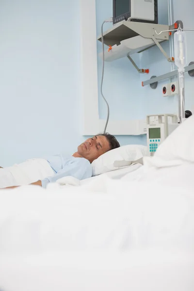 Paciente dormindo enquanto deitado em uma cama médica — Fotografia de Stock