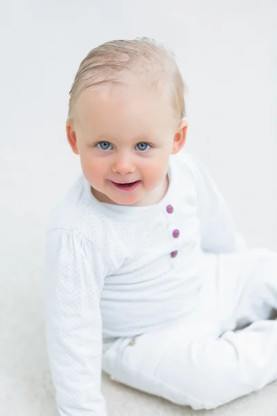 Bambino seduto mentre guarda la fotocamera — Foto Stock