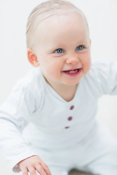 Bébé souriant levant les yeux — Photo