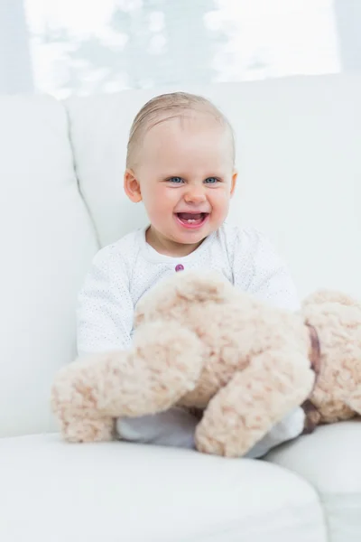 微笑与玩具熊在他的膝盖上的孩子 — 图库照片