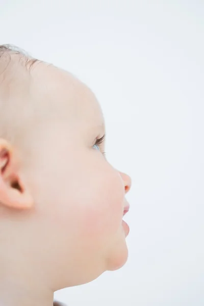 Fechar a cabeça lateral de um bebê — Fotografia de Stock