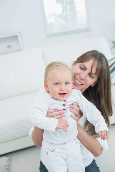 Mãe segurando um bebê — Fotografia de Stock