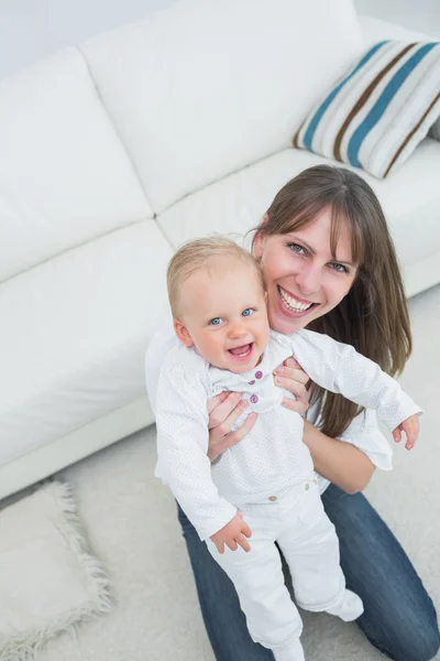 Visão alta do bebê e uma mãe — Fotografia de Stock