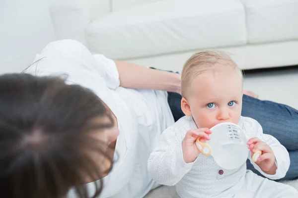 Baby drinken van een fles water — Stockfoto