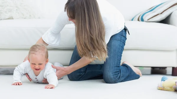 Moeder vangen van een baby — Stockfoto