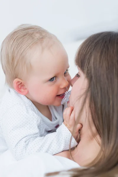 Bebê pegando uma chupeta — Fotografia de Stock