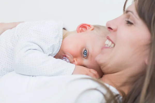 Bébé couché sur la poitrine de sa mère — Photo