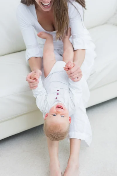 Anya ült a kanapén játszik a baba — Stock Fotó