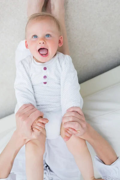 High view of a mother holding a baby by his hands — Stock Photo, Image