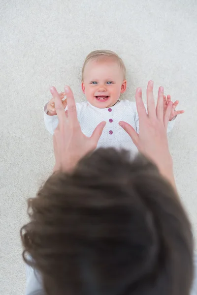 Vista alta di un bambino sdraiato sulla schiena mentre gioca — Foto Stock