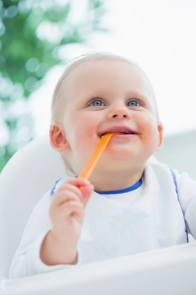 Bebé mordiendo una cuchara de plástico —  Fotos de Stock