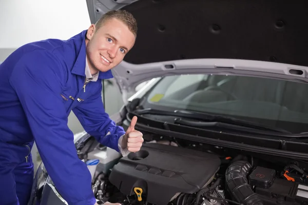 Lächelnder Mechaniker mit erhobenem Daumen — Stockfoto
