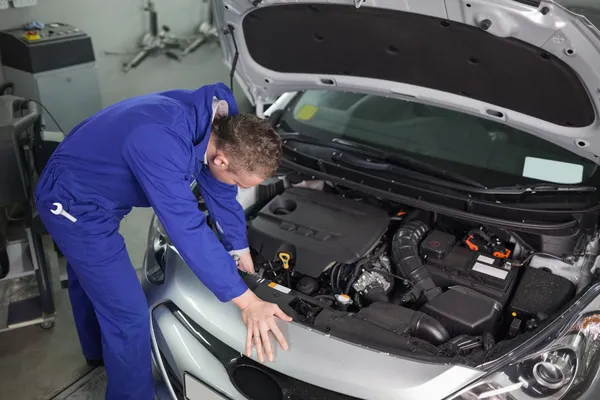 Mechanic herstellen een motor — Stockfoto