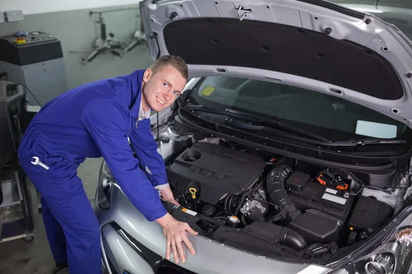 Mechanic repairing an engine of car — Stock Photo, Image