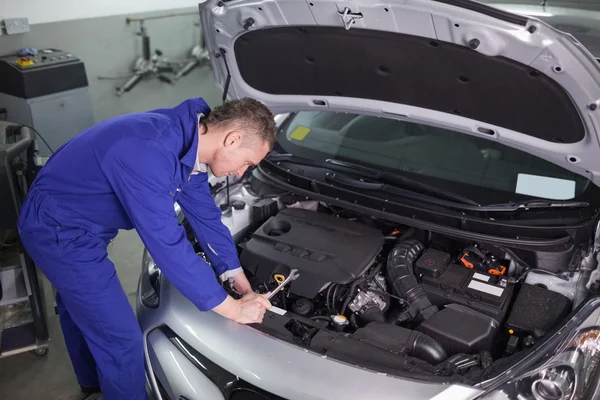 Geconcentreerde mechanic herstellen van een auto — Stockfoto