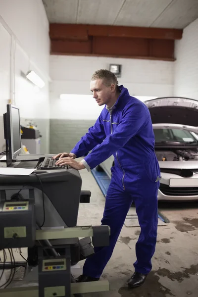 Concentrated mechanic using a computer — Stock Photo, Image