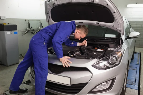 Mekaniker tittar på en bilmotor — Stockfoto