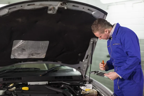 Mechanisch met klembord — Stockfoto