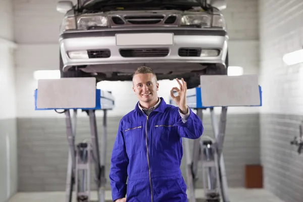 Mechanic doing a gesture with his hand — Stock Photo, Image