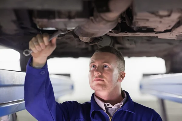 Mechanic herstellen van een auto met een spanner — Stockfoto
