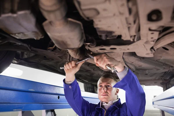 Mechanic met behulp van tools — Stockfoto