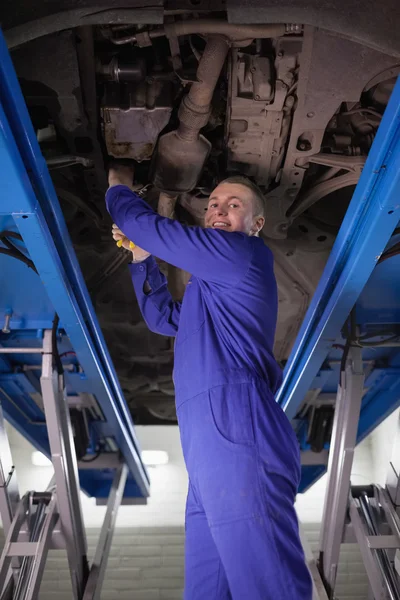 Homme réparant une voiture — Photo