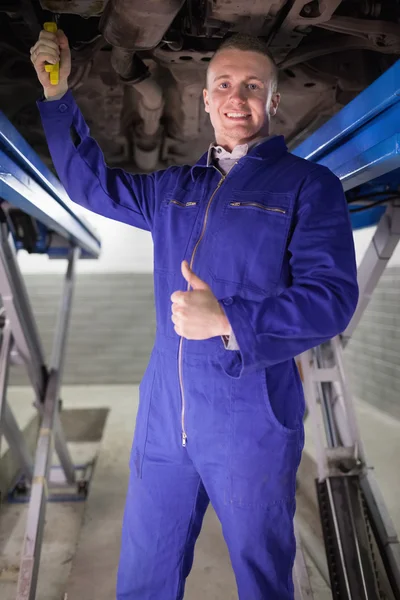 Man repairing a car with his thumb up — Stock Photo, Image