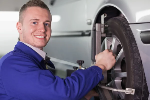 Mechanic changing a car wheel — Stock Photo, Image
