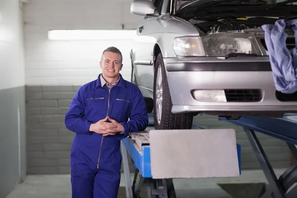 Front view of a smiling mechanic — Stock Photo, Image