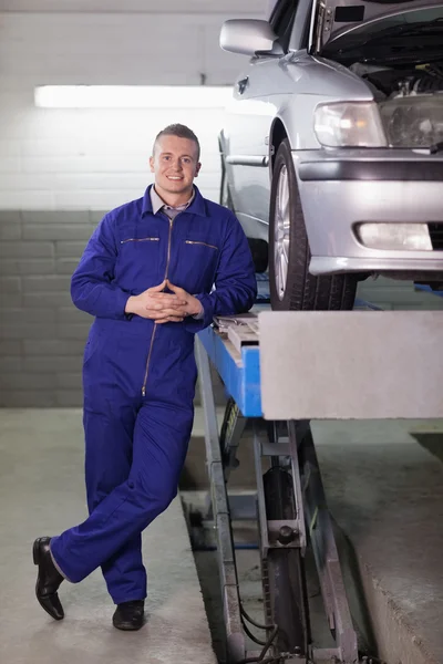 Front view of a mechanic — Stock Photo, Image