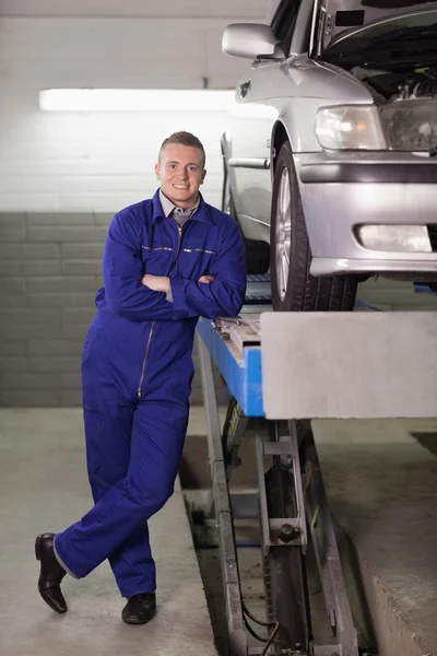 Front view of a mechanic with arms crossed — Stockfoto