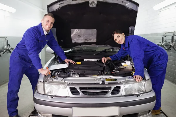 Mechanica leunend op een auto — Stockfoto