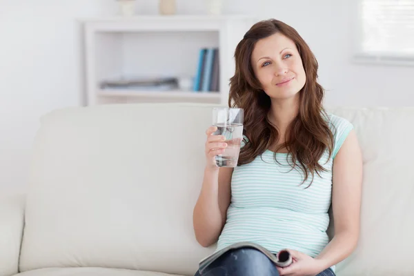 Nachdenkliche Frau mit einem Glas — Stockfoto