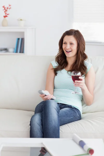 Femme souriante tenant un verre de vin — Photo