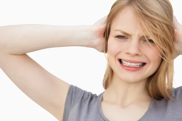 Vrouw met hand achter haar hoofd — Stockfoto