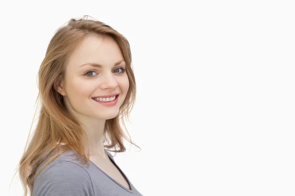 Woman smiling while looking at camera — Stock Photo, Image