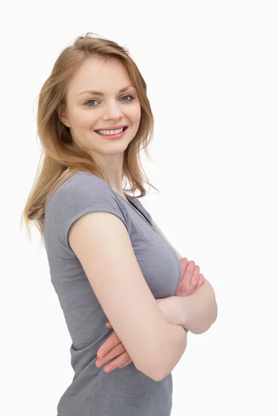 Zijaanzicht van een vrouw die lacht tijdens het kijken naar camera — Stockfoto