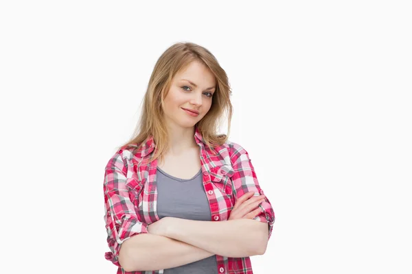 Vista frontale di una donna sorridente con le braccia incrociate — Foto Stock