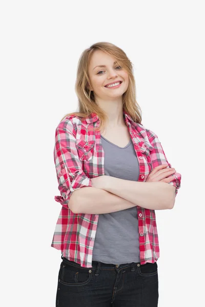 Vista frontal de una mujer sonriendo mientras está de pie — Foto de Stock