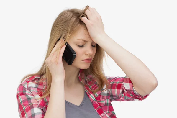Расстроенная женщина с мобильным телефоном — стоковое фото