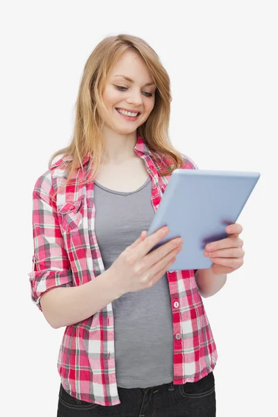 Mulher segurando um computador tablet enquanto está de pé — Fotografia de Stock